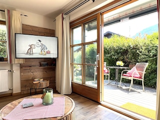 Wohnzimmer mit schöner Südterrasse mit Markisse