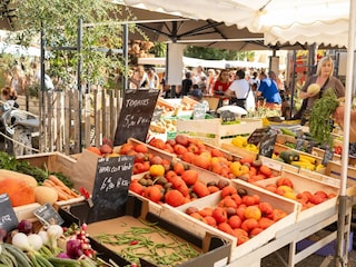 Narbonne Markt mit regionalen Produkten