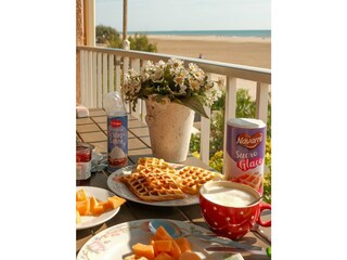 Breakfast on the balcony sur mer