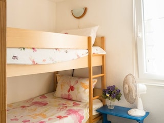 Bedroom with bunk beds in the Sea View holiday flat