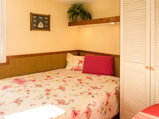 Bedroom with a double bed and a wardrobe Balcon sur Mer