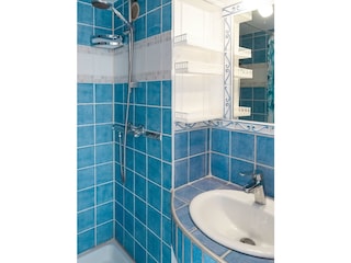 Bathroom and shower in Balcon-sur-Mer – holiday flat by