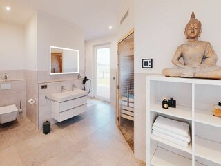 großes Badezimmer mit eigener Sauna