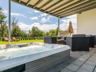 Pool auf der überdachten Terrasse