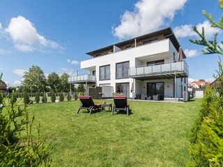 Hausansicht mit Garten