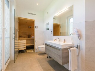 großes Badezimmer
