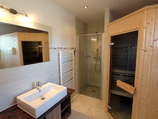 Badezimmer mit Erdgeschoss