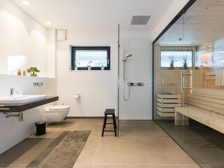 großes Badezimmer mit Sauna