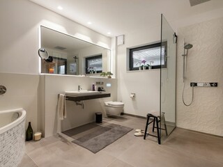 großes Badezimmer mit Sauna