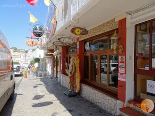Viele Geschäfte, Restaurants und Bars in unmittelbarer