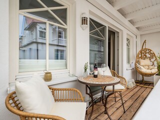 großer Balkon mit Sitzgruppe