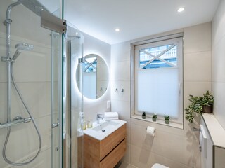helles Bad mit Fenster und bodentiefer Runddusche