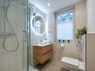 helles Bad mit Fenster und bodentiefer Runddusche