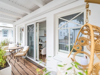Balkon mit Sitzecke und Hängesessel