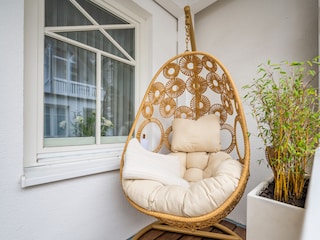 Relax-Hängesessel auf dem Balkon