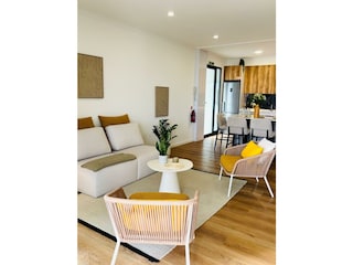 Modernes Wohnzimmer mit offener Küche.