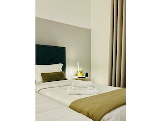 Ein einladendes Schlafzimmer mit stilvollen grünen Akze