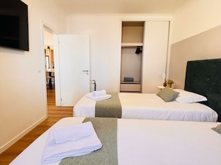 Helles Schlafzimmer mit zwei bequemen Einzelbetten