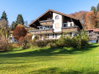 Hausansicht Süden mit großem Garten