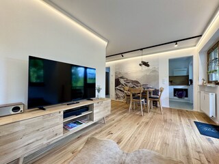 Großer Smart-TV und Soundbar