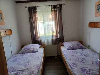 Kinderzimmer mit zwei Einzelbetten