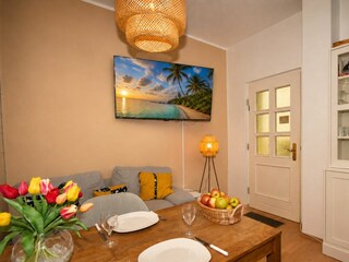 Wohnzimmer mit Sofa und TV