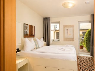 Schlafzimmer mit Zugang zur Terrasse