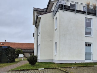 extra breiter KFZ-Stellplatz