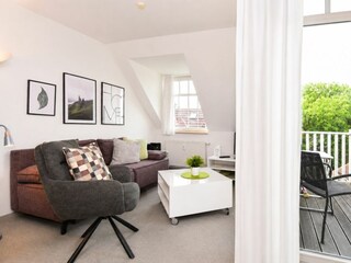 Wohnzimmer mit Zugang zum Balkon