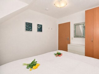 Schlafzimmer mit Kleiderschrank
