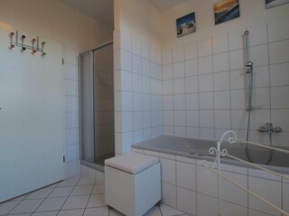 Badewanne und Dusche