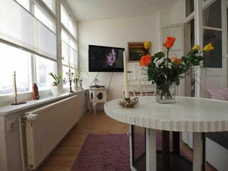 Großer TV im Wohnbereich