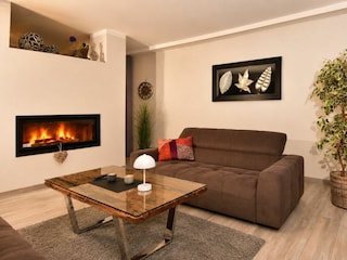 Wohnbereich mit Sofa und Kamin
