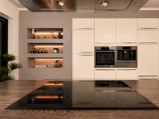 Küche mit Backofen und Geschirrspüler