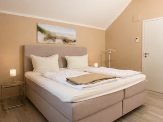 2. Schlafzimmer mit Boxspringbett