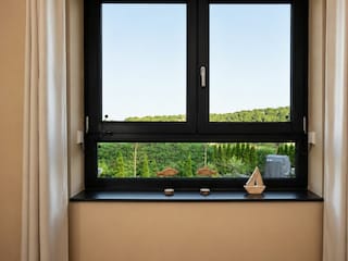 2. Schlafzimmer mit Blick in den Garten