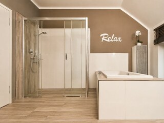 Bad mit Dusche und Badewanne