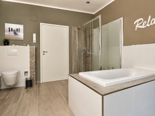 Bad mit Dusche und Badewanne
