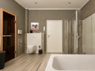 Bad mit Dusche und WC