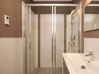 Bad mit Dusche zum 1. Schlafzimmer