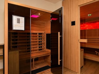 Sauna und Infrarotkabine im Wellnessbereich