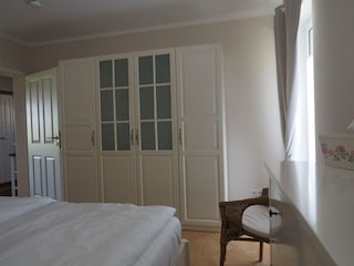 großer Schrank im Schlafzimmer