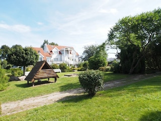 Innenhof mit Spielbereich und Sitzbänken