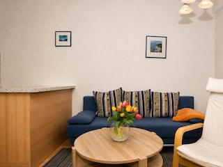 Wohnzimmer mit Sofa und Sessel