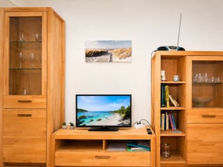 Wohnzimmer mit TV und Kommode