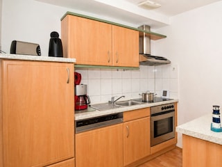 Küche mit Geschirrspüler und Backofen