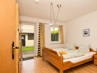 Schlafzimmer mit Zugang zur Terrasse