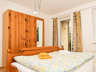 Schlafzimmer mit Doppelbett und Kleiderschrank