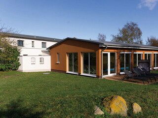 beheiztes Poolhaus mit Sauna und Duschen