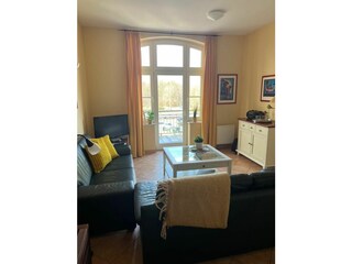 Wohnbereich mit Zugang zum Balkon
